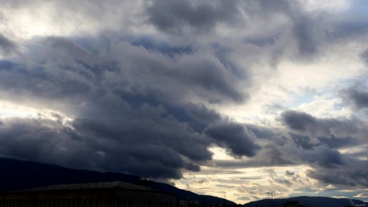 Времето във вторник &ndash; остава хладно, ще има и превалявания