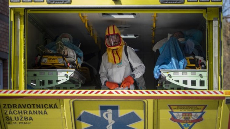 Военните помагат на претоварени заради COVID болници в Чехия
