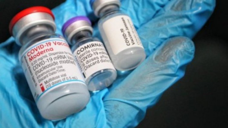 В Испания ваксинират с трета доза здравни и социални работници