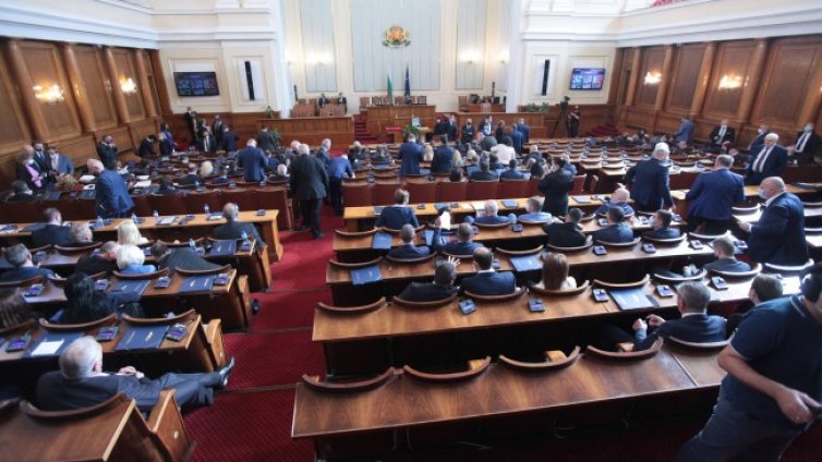 Демокрацията губела от обезкървяването на системните политически играчи