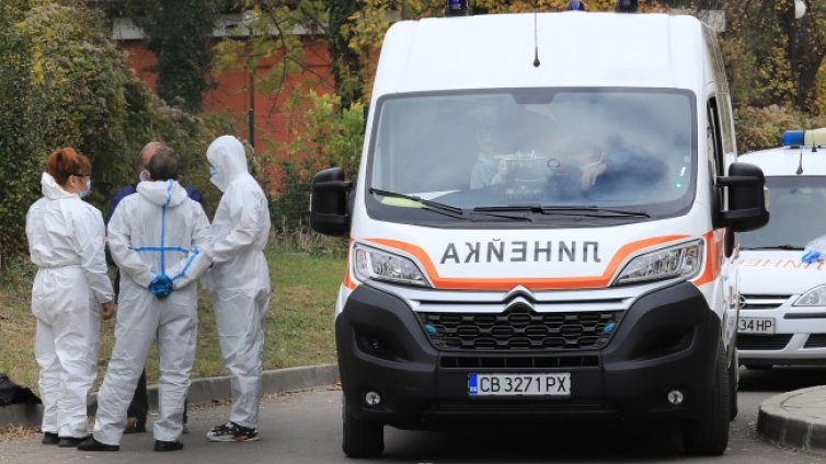 Спад на заразените с коронавирус - 733, скок при починалите