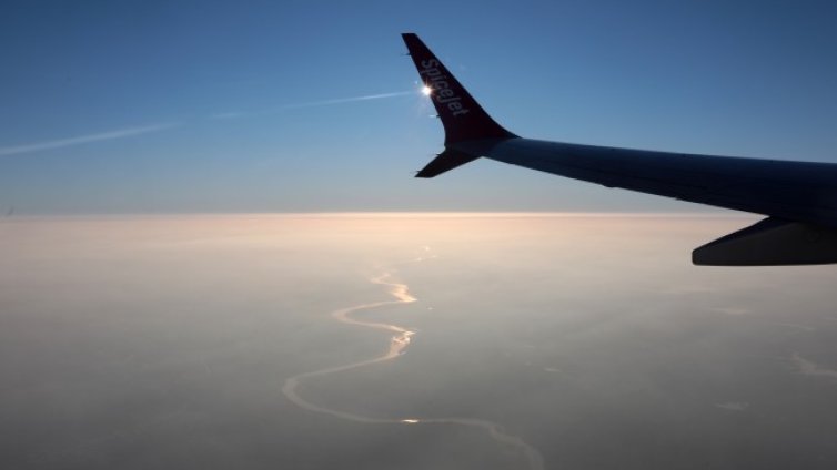 Говорят стюардесите: Какво е да летиш със самолет по време на пандемия? 