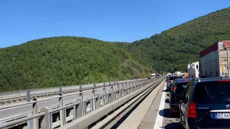 Голямо задръстване и на АМ "Хемус"