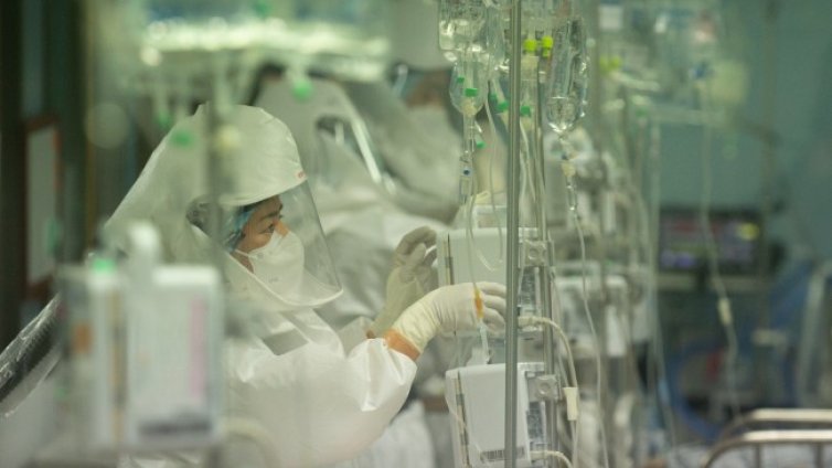 Ваксините не издържат: Нов пик на тежкоболни с COVID-19 в Южна Корея