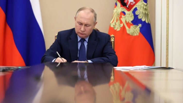 Крава, дърва, портрети... Какви подаръци раздаде Путин на руснаците? 