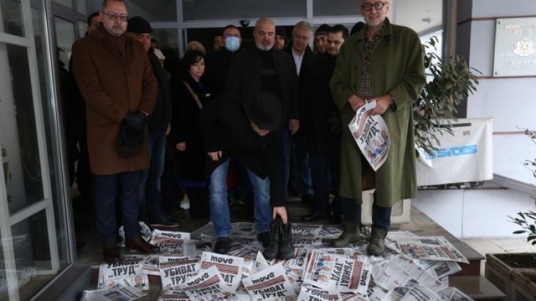 Правилно ли постъпи Велислав Минеков с казуса "Труд"? 