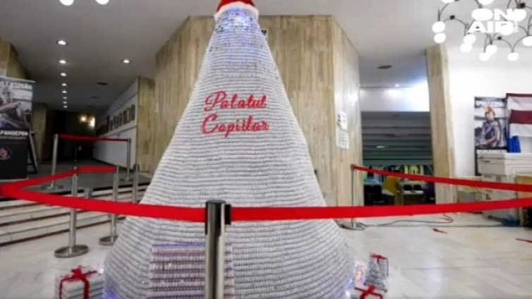 Използвани ваксини срещу COVID украсиха елха в Румъния 