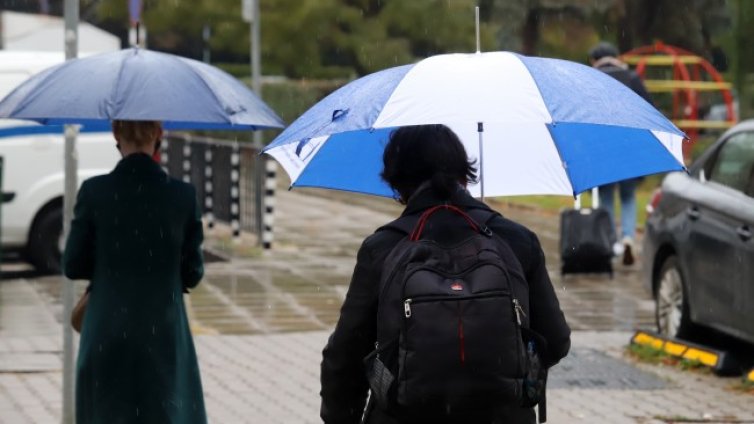 Съботният ден &ndash; с валежи и силен вятър, снегът &ndash; от неделя