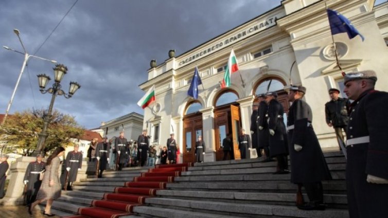 Депутатите гласуват правителството на извънредно заседание 