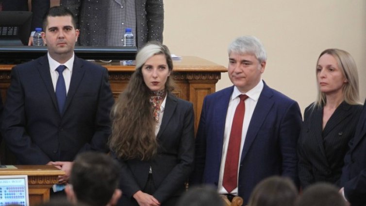 12 нови депутати се заклеха, приеха оставките на Балникова и Бориславова