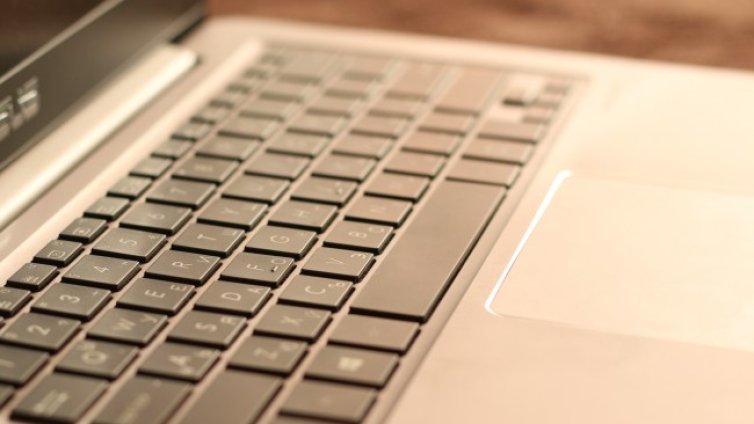 82% от възрастните прекарват поне три часа дневно пред екрана