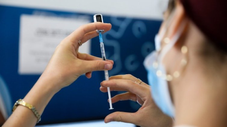 Израел започва поставяне на четвърта доза ваксина за медиците