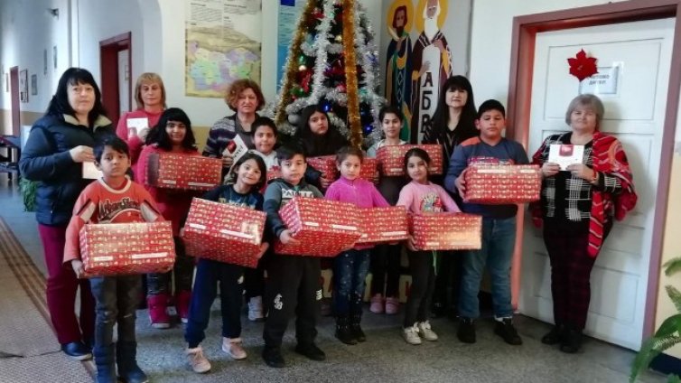 Деца от Гълъбово получиха подаръци от ТЕЦ AES Гълъбово за Коледа