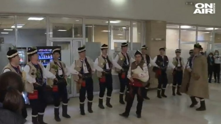 Коледари пяха и танцуваха в столична болница
