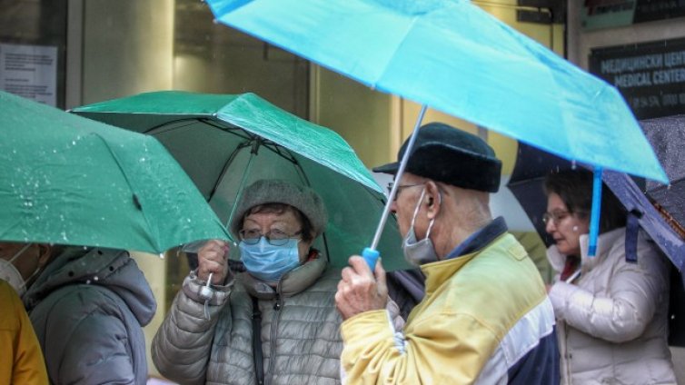 Ваксина преди ЧНГ: Десетки отново се наредиха на опашка пред "Пирогов"