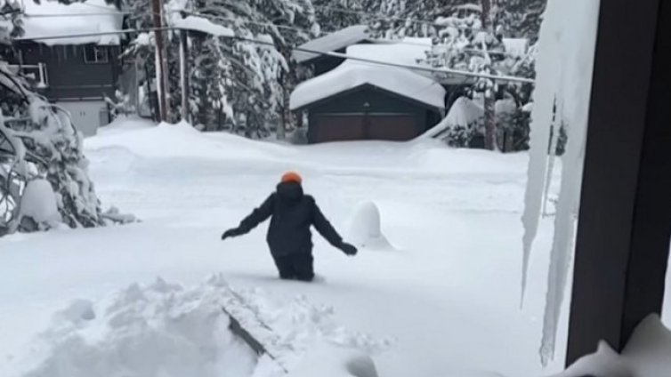 Натрупалият сняг в Калифорния достигна човешки ръст