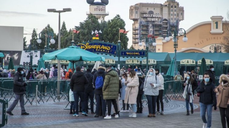 Франция въвежда задължителни маски за деца над 6 години