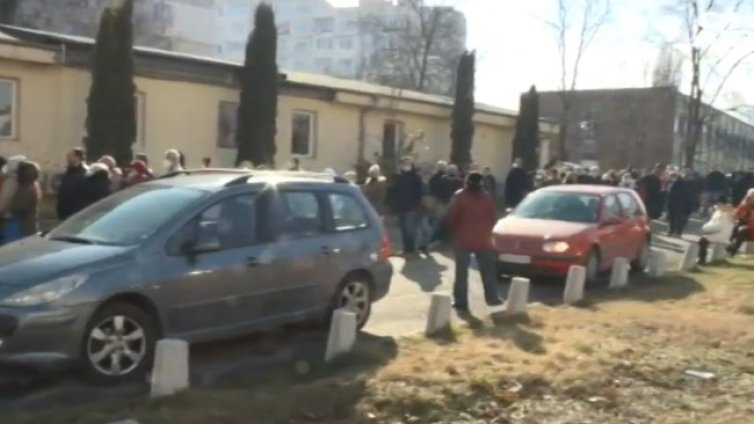 Нерви на опашките за ваксинация, Елена Поптодорова сред чакащите
