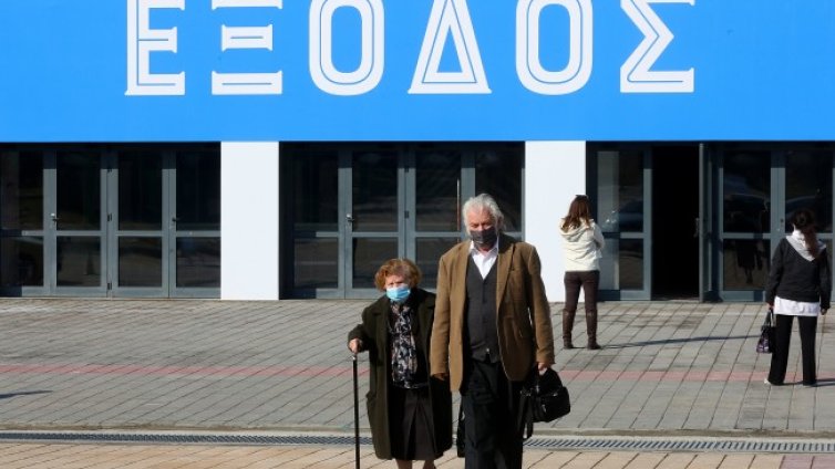  Рекорд в Гърция: Над 50 000 новозаразени с COVID-19 за ден