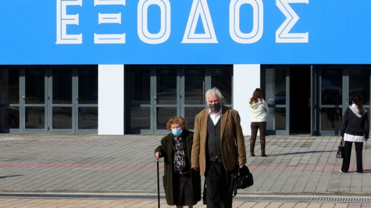 Гърците се редят на опашки за бустерна доза 