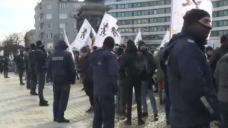 Колко българи вярват, че ваксините са експеримент от коктейли?