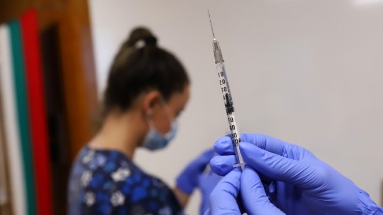 Вирусолог: Грипната и COVID ваксина може да се поставят в един ден