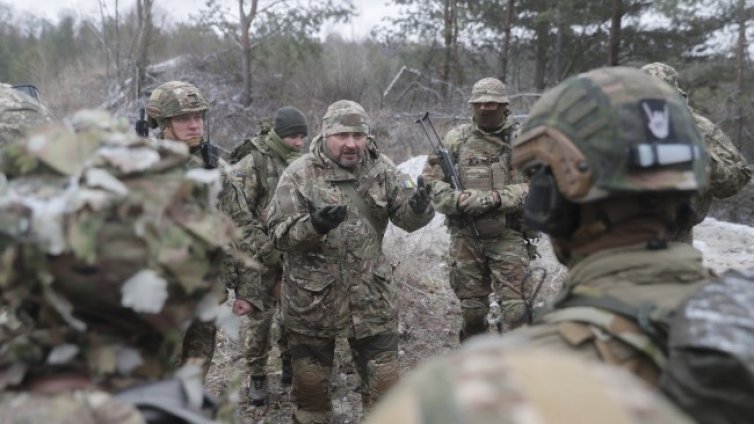 Какъв е животът в замръзналите окопи на украинската граница?