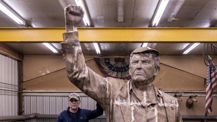 Гигантска позлатена статуя на Тръмп стои заложник, но защо? 