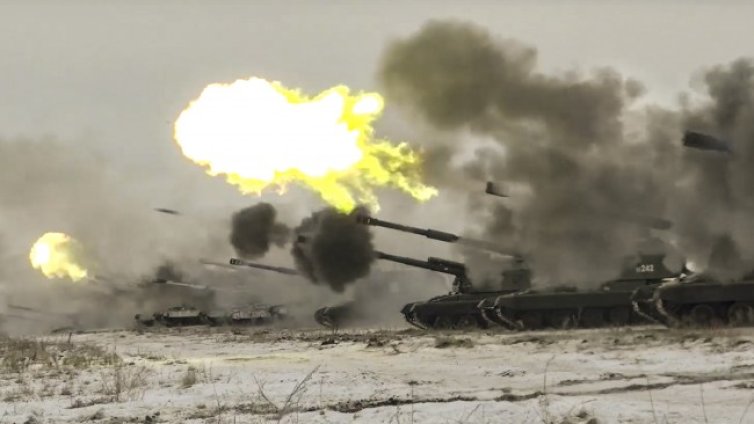 Военни маневри на Русия близо до Украйна и в анексиран Крим