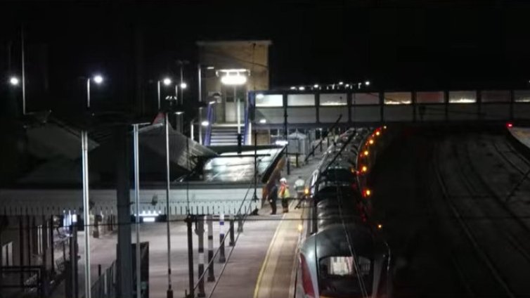 Масово кръвопролитие: Двама мъже атакуваха с ножове влак в Англия, има тежко ранени ВИДЕО