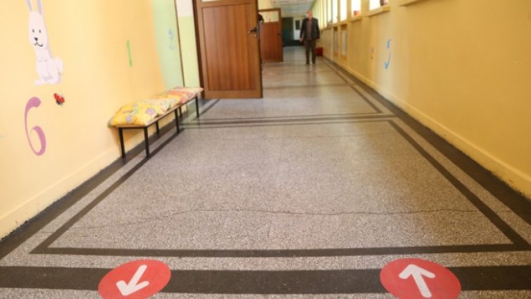 Ваканцията свърши, част от учениците отново в клас