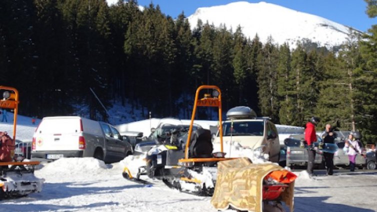 Все още издирват ударилия скиори с моторна шейна 