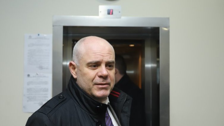 За папката на Йорданова срещу Гешев и "богатия класьор" от Гугъл 