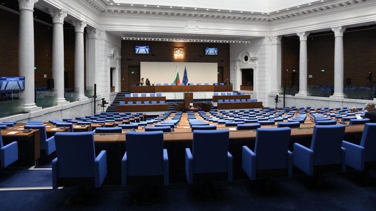 Поради липса на кворум, заседанието на парламента беше закрито половин час преди края