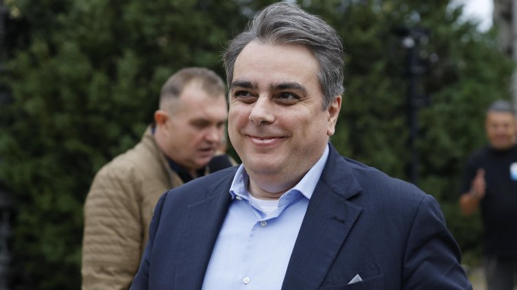 Асен Василев: Наблюдаваме борба за порциите в държавата