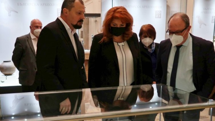 Йотова иска повече пари за наука и култура в новия бюджет