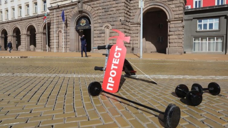 Пожарникари на протест: Не си играйте с огъня!