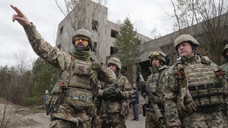 Кризата в Украйна: НАТО очаква война, танкове влязоха в Донбас