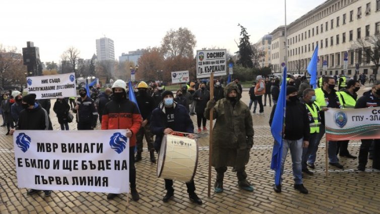 Полицаите на протест днес