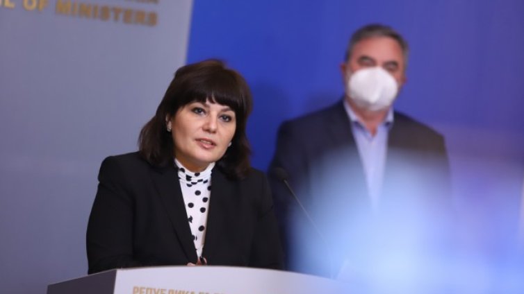 Сербезова със заповед, поетапно облекчава мерките