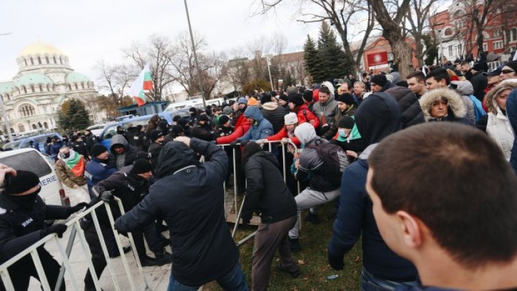 Въпреки отпадането на сертификата &bdquo;Възраждане&ldquo; ще протестира 