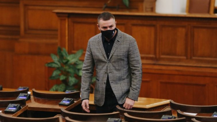 Хазарта показал среден пръст на Костадин Костадинов? 