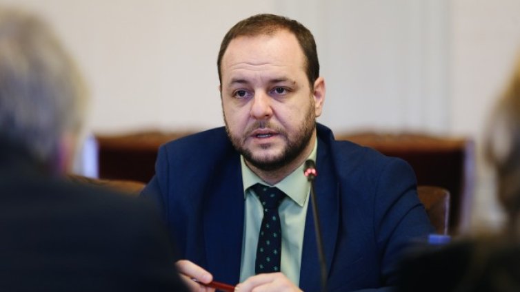 Сандов: Много е притеснително, че боеве се водят до една от най-големите АЕЦ