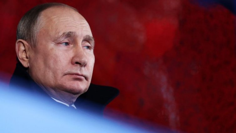 Путин крие оръжие под костюма си на всички срещи?