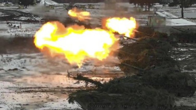 Руски войски обстрелват къщи в град Буча