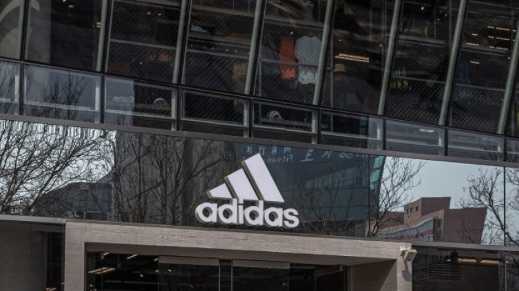 И Adidas затваря магазините си в Русия