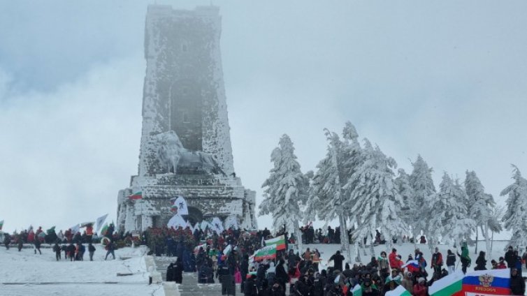 Установиха мъж, опетнил знамето на ЕС на Шипка