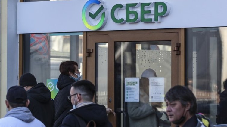 Отговорът на Русия: Сменя банковите карти и депозити с китайски