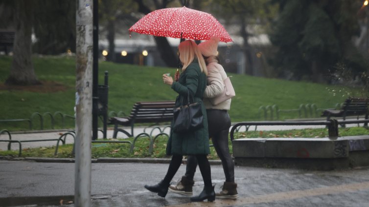 Времето днес: Слаби валежи от дъжд, на места и сняг