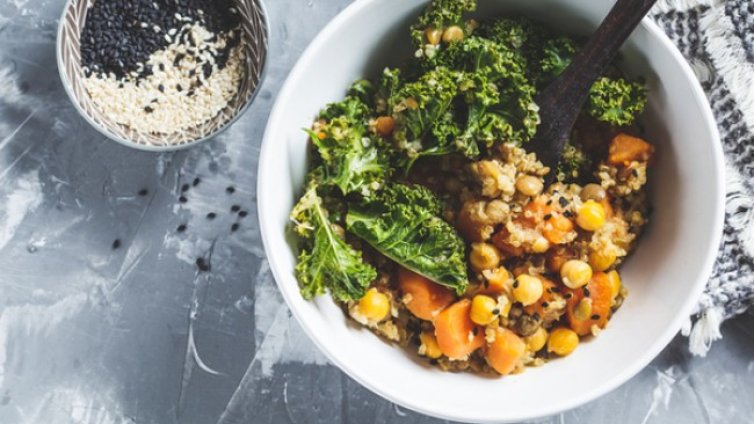 Рецептата Dnes: Сладки картофи с киноа и къдраво зеле